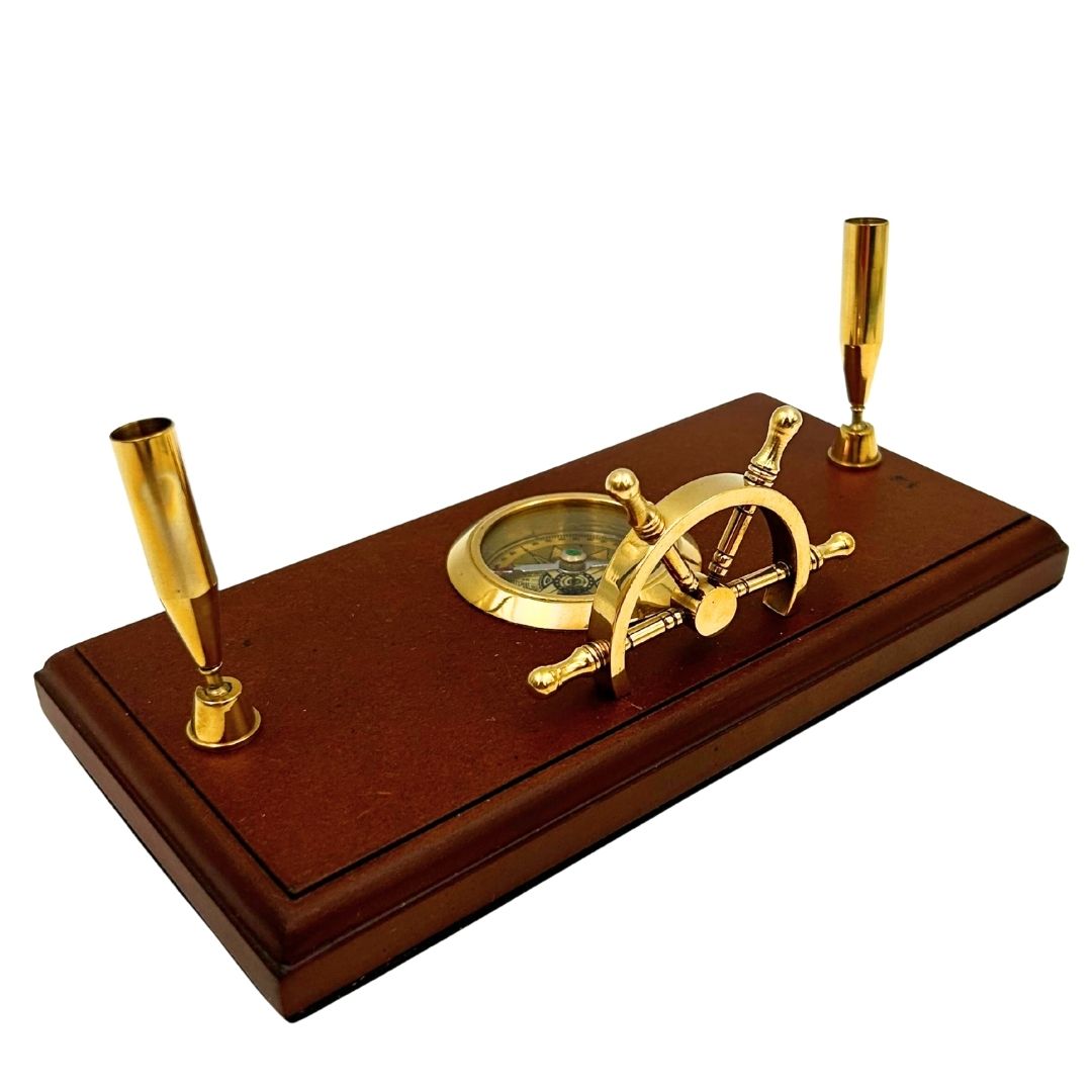 Conjunto marinero de escritorio con grabado – Timón, brújula, soportes para bolígrafos de madera pulida y latón
