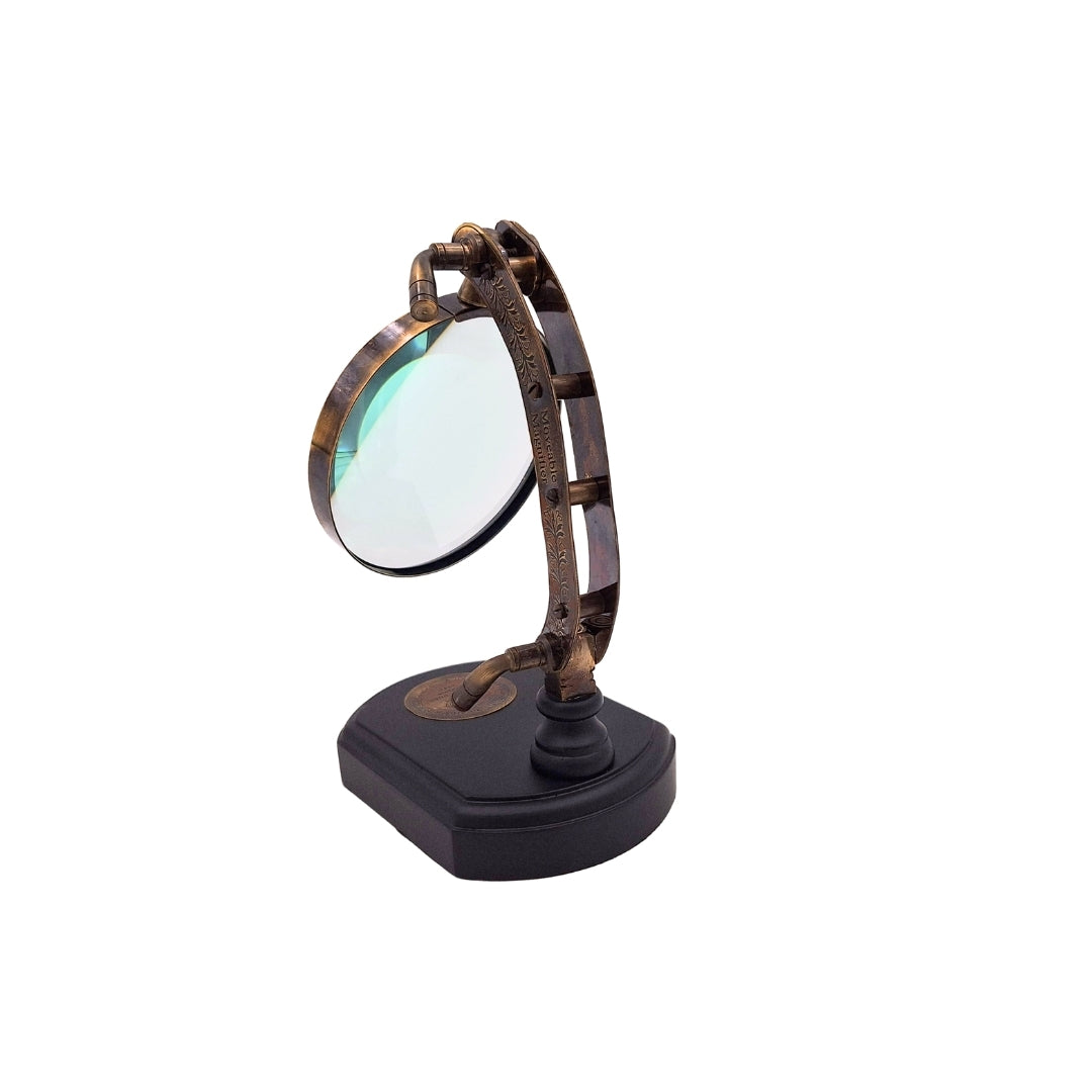 Lupa elegante sobre base de madera con ajuste, posibilidad de personalización mediante grabado, ideal para regalo, altura 20 cm, lente de aumento de 10 cm, carcasa y brazo de latón