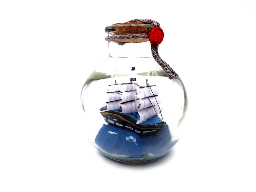 Miniatura de velero en botella con posibilidad de personalización con grabado – decoración náutica clásica para regalo, 10 x 10 x 11 cm