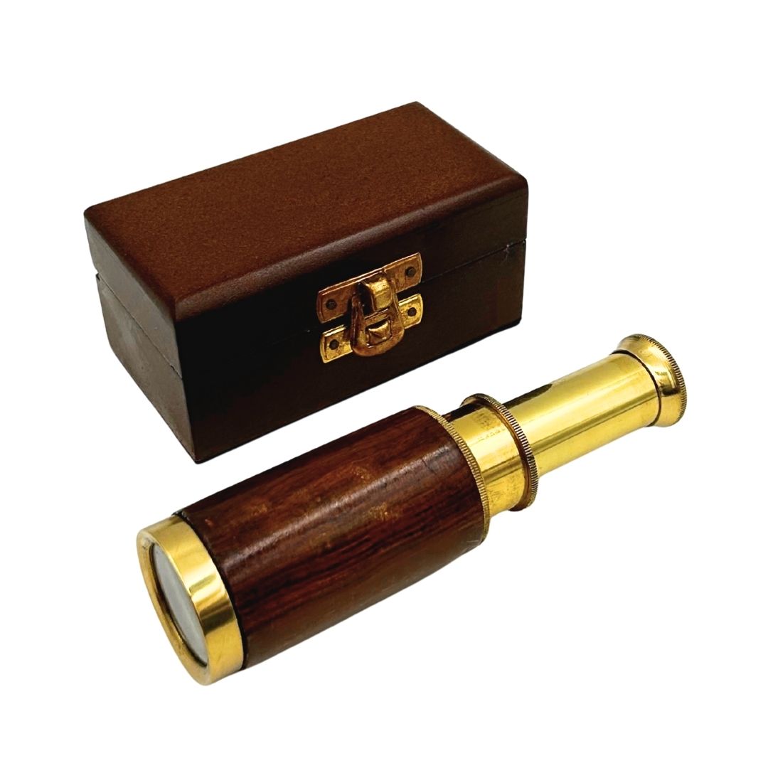 Catalejo de Latón con Grabado en Caja de Madera – Elegante Regalo Estilo Retro, Ideal para Decoración de Oficina o Despacho, Altura 15,5 cm, Material: Latón y Madera