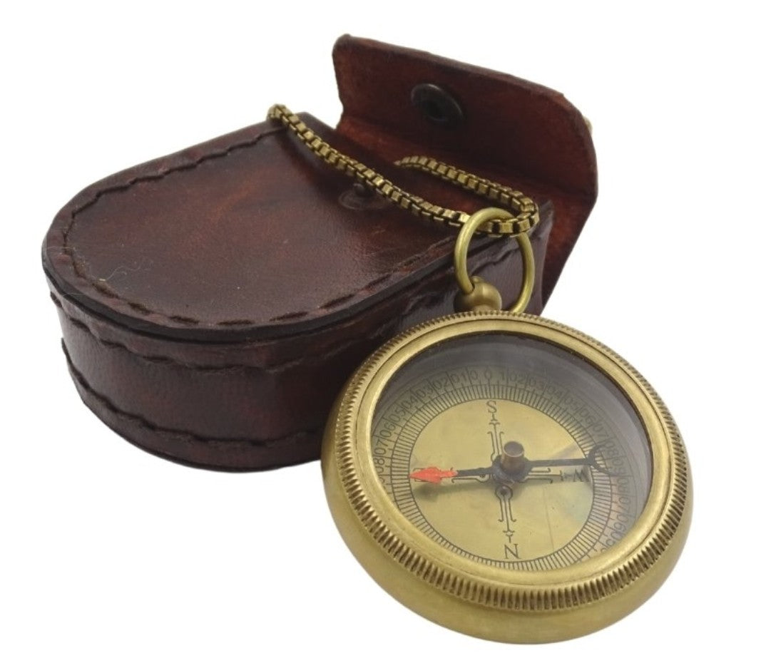 Brújula de latón estilizada con cadena en estuche de cuero