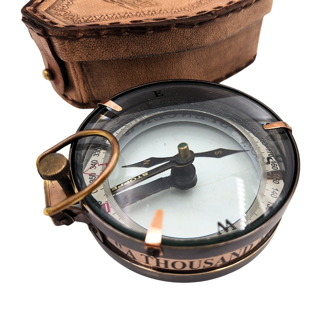 Brújula del viajero con grabado personalizado en estuche de cuero - gadget retro de latón para regalo, 9,25 cm con inscripción inspiradora