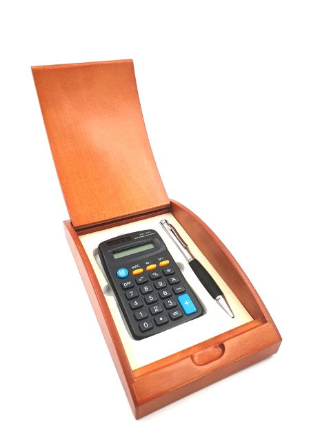 Bolígrafo y calculadora en elegante caja de madera G133H con forro crema, opción de grabado personalizado, ideal para regalo, dimensiones 210 x 120 x 40 mm