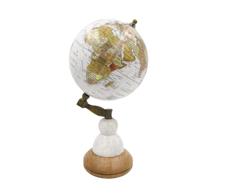 Globo Decorativo Voyager sobre Base de Mármol y Madera con Opción de Personalización con Grabado – Regalo Elegante para Amantes de los Viajes, Altura 32 cm, Diámetro 15,5 cm, Mapa Blanco con Continentes de Colores