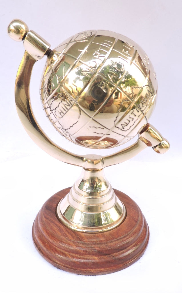 Globo decorativo metálico GWB61 con contornos de continentes grabados a mano y posibilidad de personalización