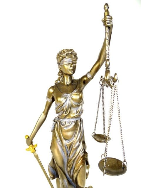 Figura de Temis de 35 cm con posibilidad de personalización con grabado - regalo elegante para abogado, juez o asesor legal, hecha de polyresina en color dorado con acabado antiguo