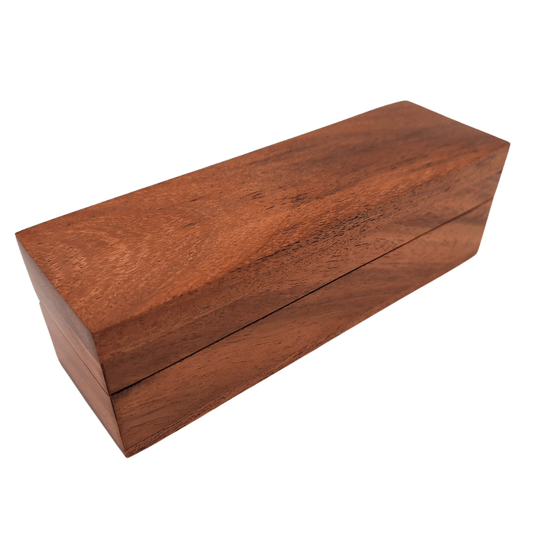 Elegantes dados de madera para juego con puntos de latón en caja personalizada