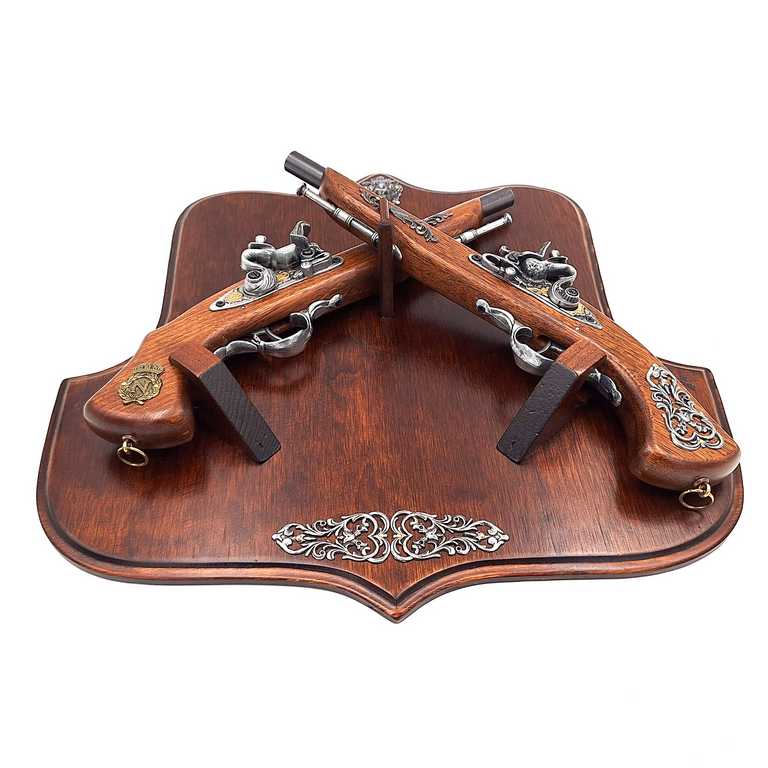 Réplica de pistolas de chispa en perchero de madera con posibilidad de personalización con grabado – Elegante elemento decorativo para regalo a amantes de la historia – Dimensiones 45 x 42,5 cm, longitud de pistolas 37 cm, alta calidad de fabricación
