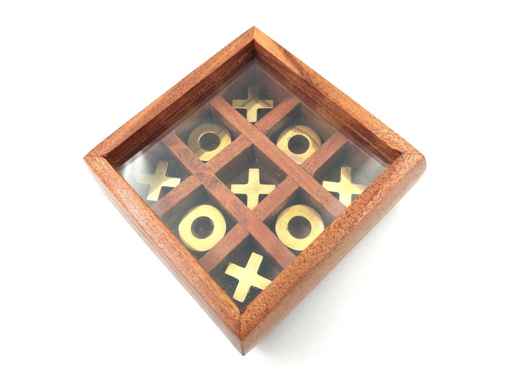 Tres en raya en una caja con tapa de cristal G1044Z personalizable con grabado, elegante juego de estrategia con piezas de madera y adornos de latón, ideal como regalo para profesores y directores, dimensiones de la caja 10 x 10 cm