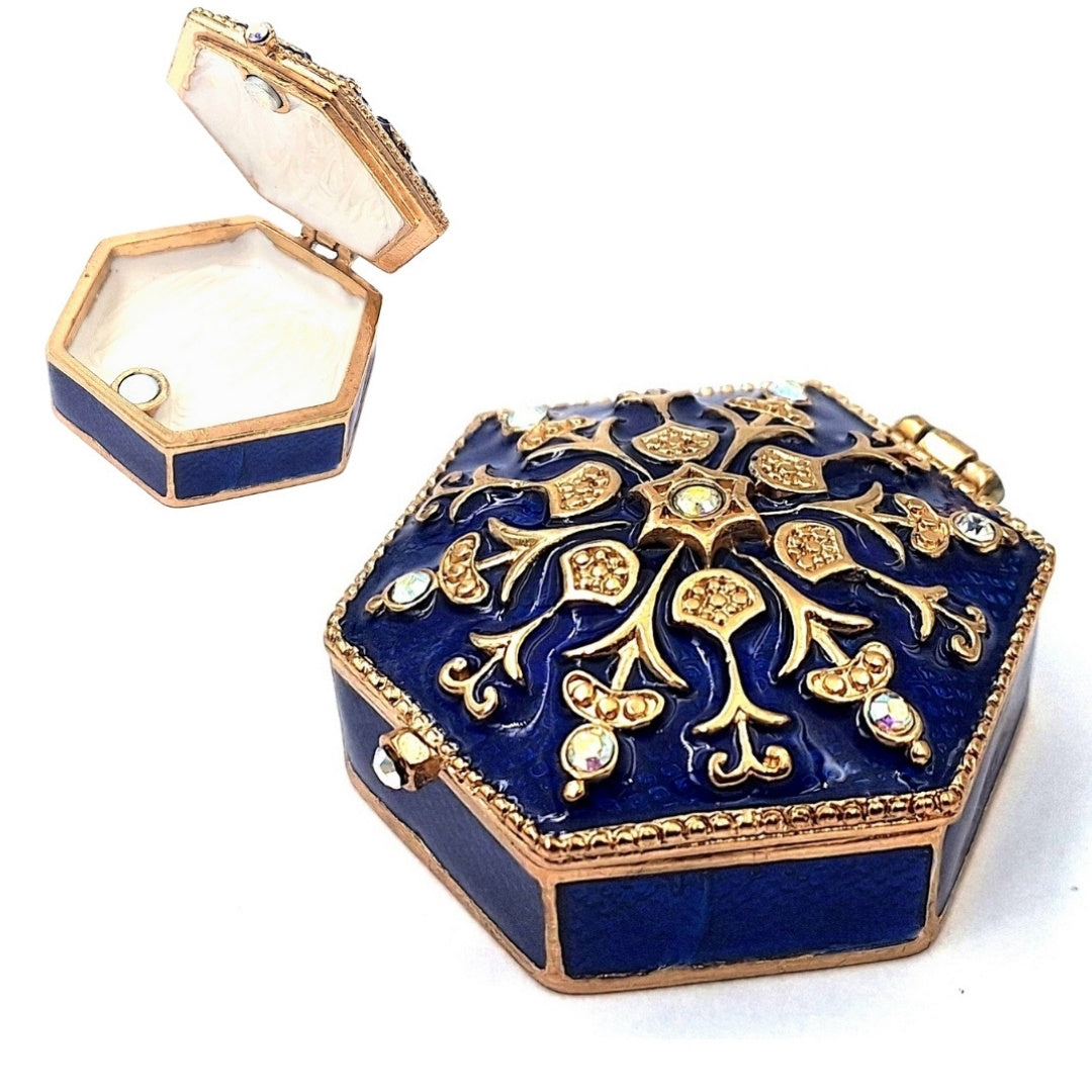 Elegante caja metálica de regalo con cristales B0035-08BL en colores azul marino y dorado con posibilidad de personalización con grabado