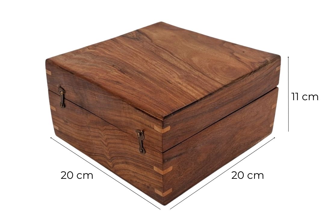 Elegante caja de regalo de madera de 20x20x11 cm con revestimiento azul marino y opción de personalización mediante grabado