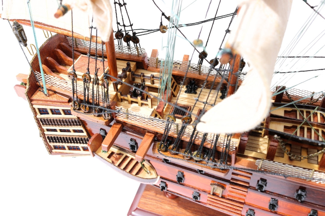 Modelo montado del velero HMS Victory de 54 cm - Réplica hecha a mano con posibilidad de personalización mediante grabado - Regalo ideal para amantes de la navegación - Alta calidad, elegante base de madera