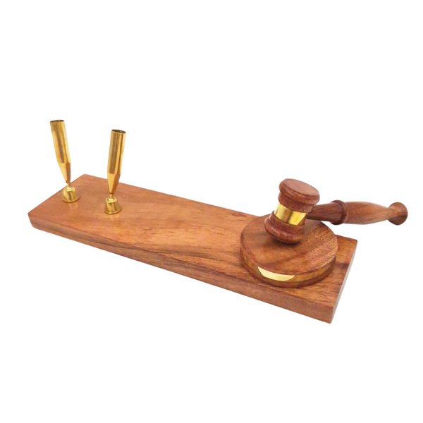 Mazo de juez con grabado personalizado sobre base de madera – elegante soporte para bolígrafos en color madera oscura