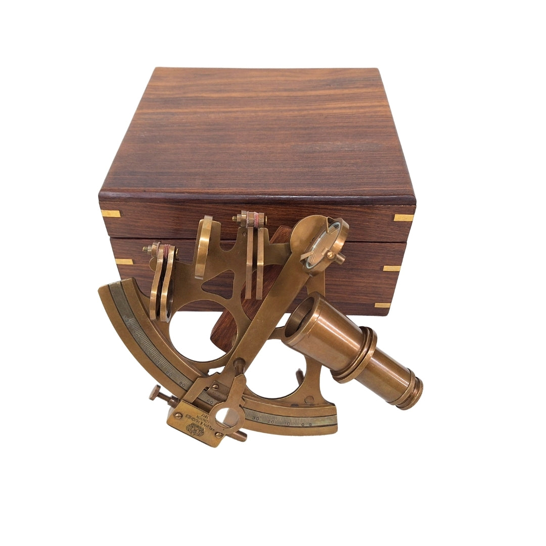 Gran sextante de latón en una elegante caja de madera con posibilidad de personalización mediante grabado