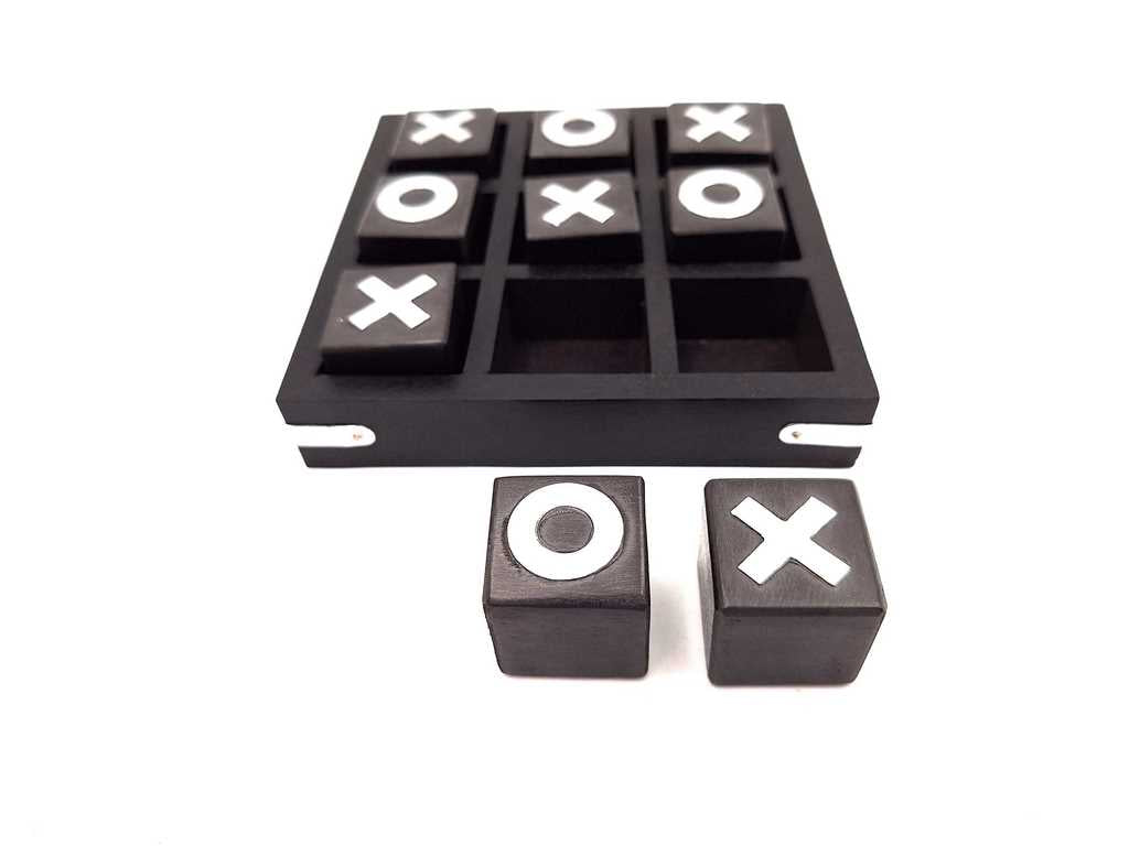 Juego de Tres en Raya de madera 13 x 13 cm con posibilidad de personalización con grabado