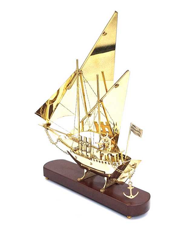 Modelo de barco de latón sobre base de madera de 43 cm con posibilidad de personalización con grabado