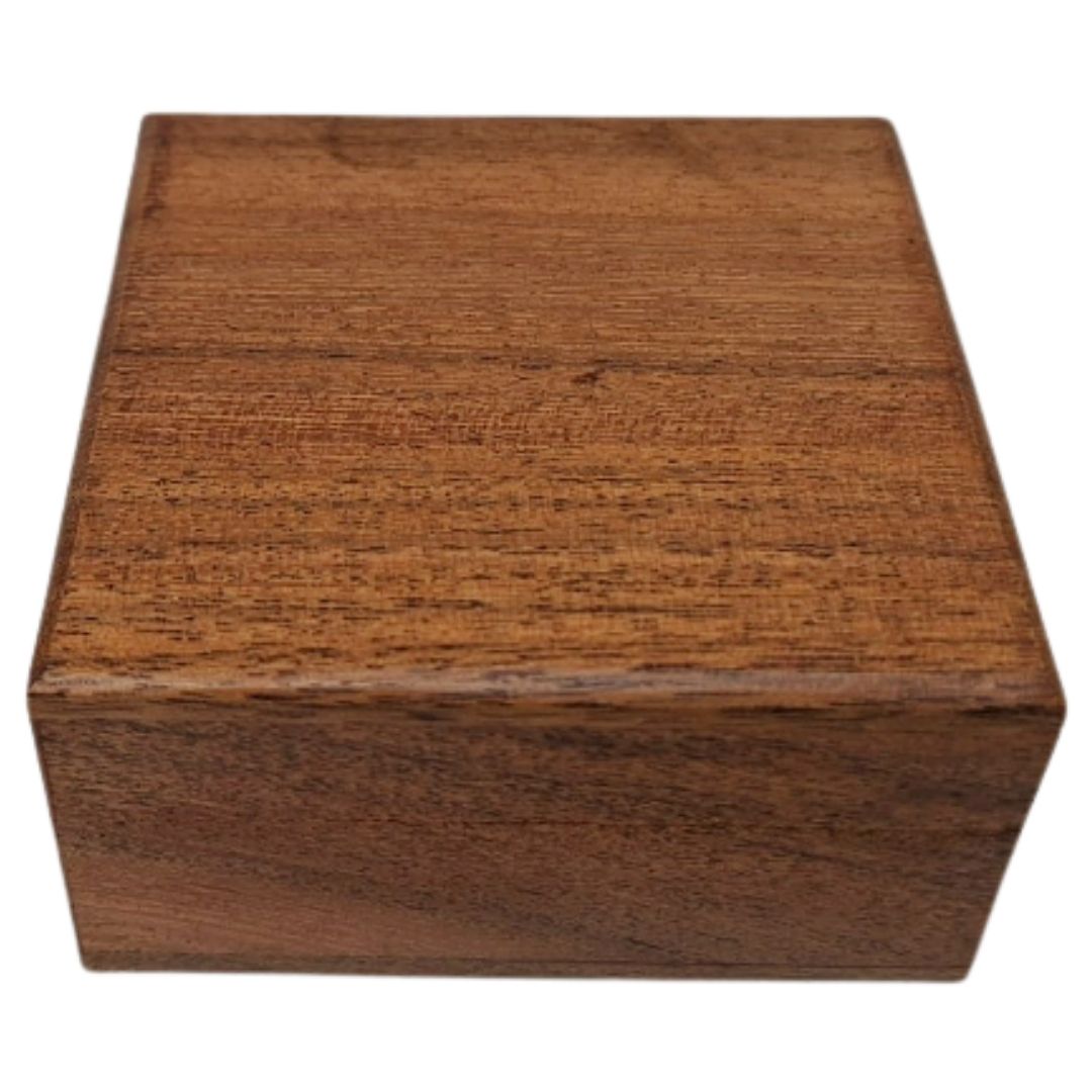 Caja de regalo de madera tipo joyero de 8x8cm con revestimiento azul marino, personalizable con grabado