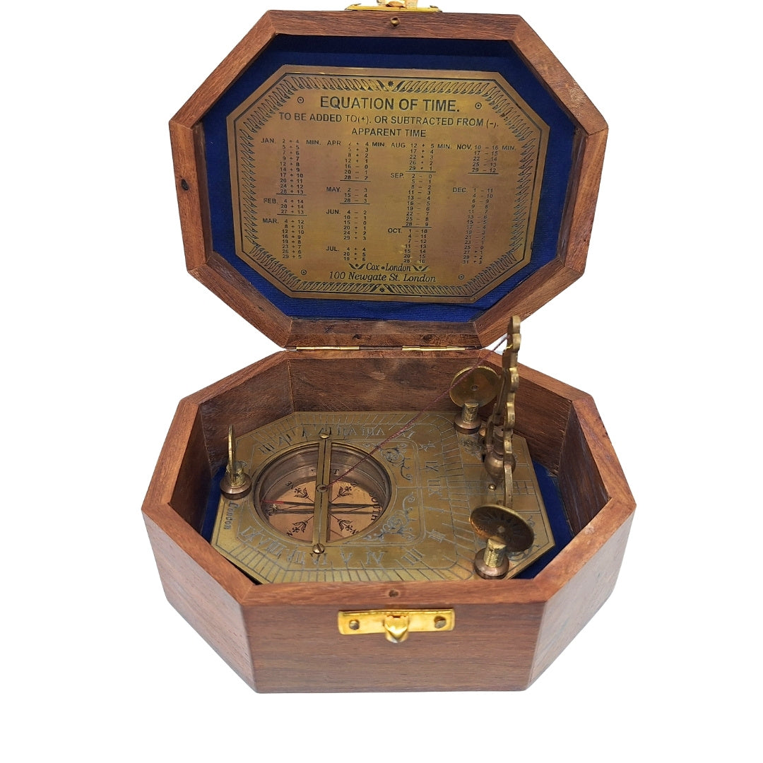 Elegante brújula de latón con reloj de sol en caja de madera - Regalo ideal para viajeros, estilo retro, dimensiones: 11.5 x 8.8 x 9.0 cm, material: latón y madera