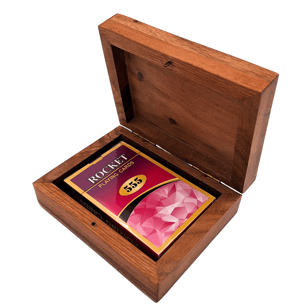 Elegante Baraja de Cartas en Caja Decorativa de Madera con Placa de Aluminio del Rey - Grabado Personalizado - Regalo Ideal para Amantes de los Juegos de Cartas - Medidas de la Caja 11,5 x 8 x 4 cm
