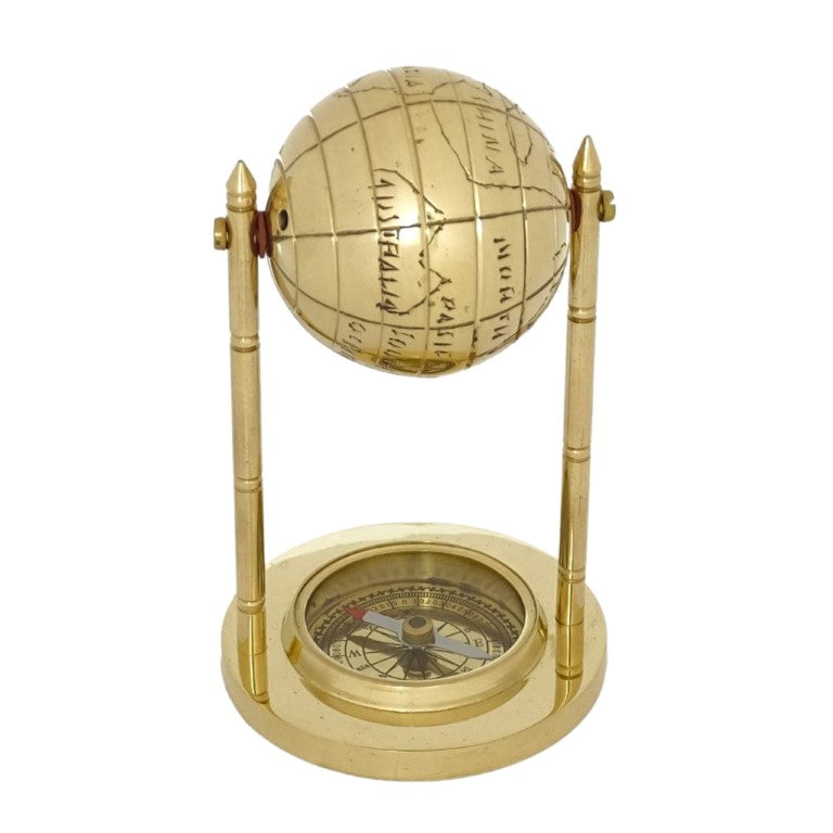 Globo decorativo de latón con brújula y posibilidad de personalización con grabado, dorado, altura 12,5 cm