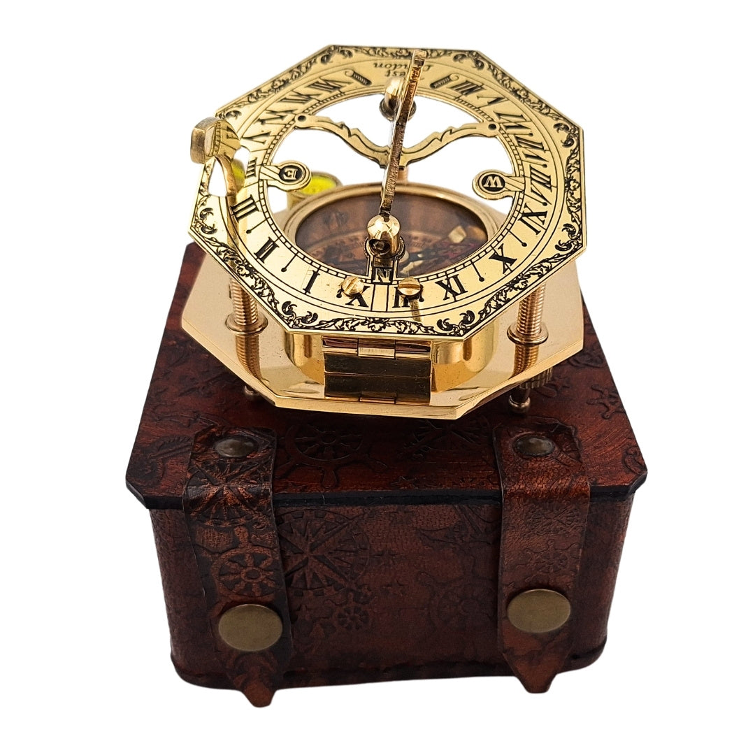 Brújula de latón en elegante caja de cuero con opción de grabado – regalo retro vintage para viajero, marinero - altura 8 cm, diseño elegante de latón