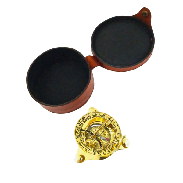 Brújula de latón con reloj de sol en estuche de cuero con posibilidad de personalización mediante grabado