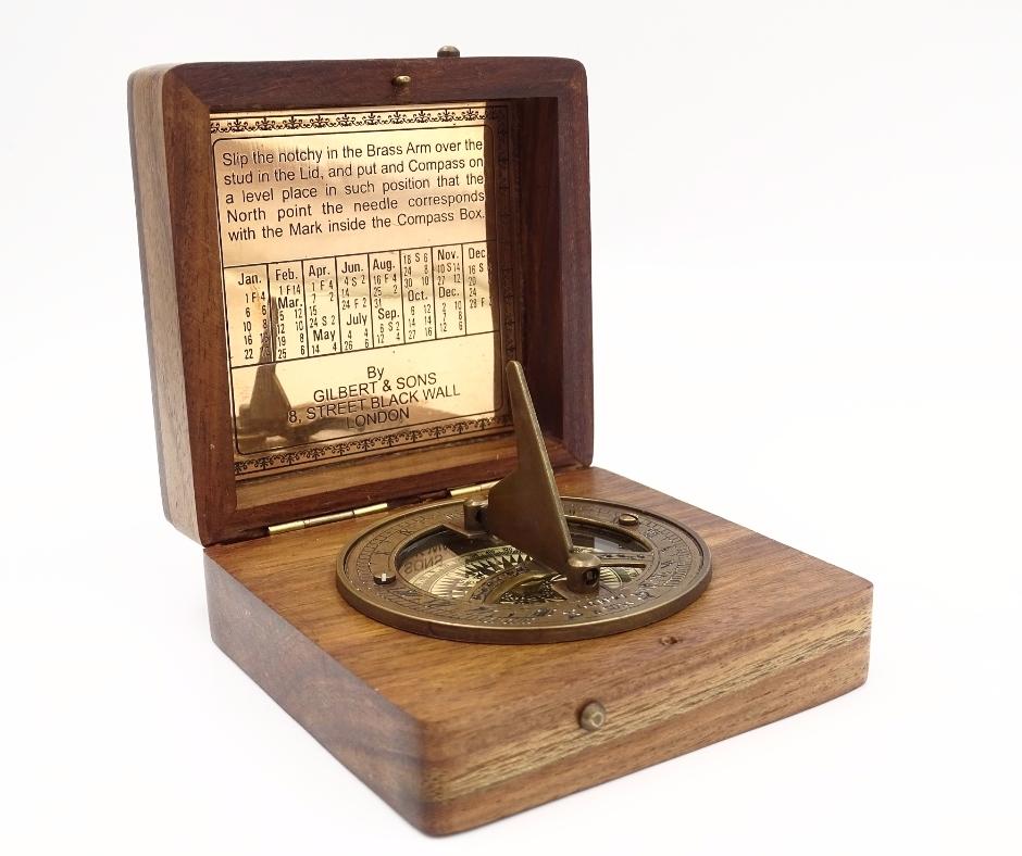 Brújula con reloj de sol Gilbert en caja de madera con opción de personalización mediante grabado