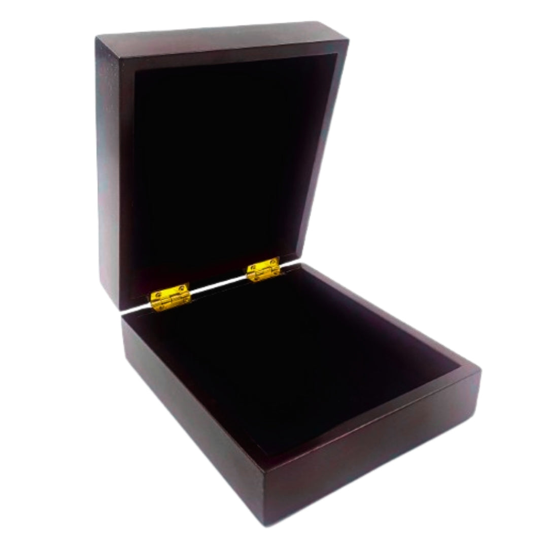 Caja de regalo de madera 14 x 16 x 6,7 cm en color cereza oscura con inserto de fieltro y posibilidad de personalización con grabado