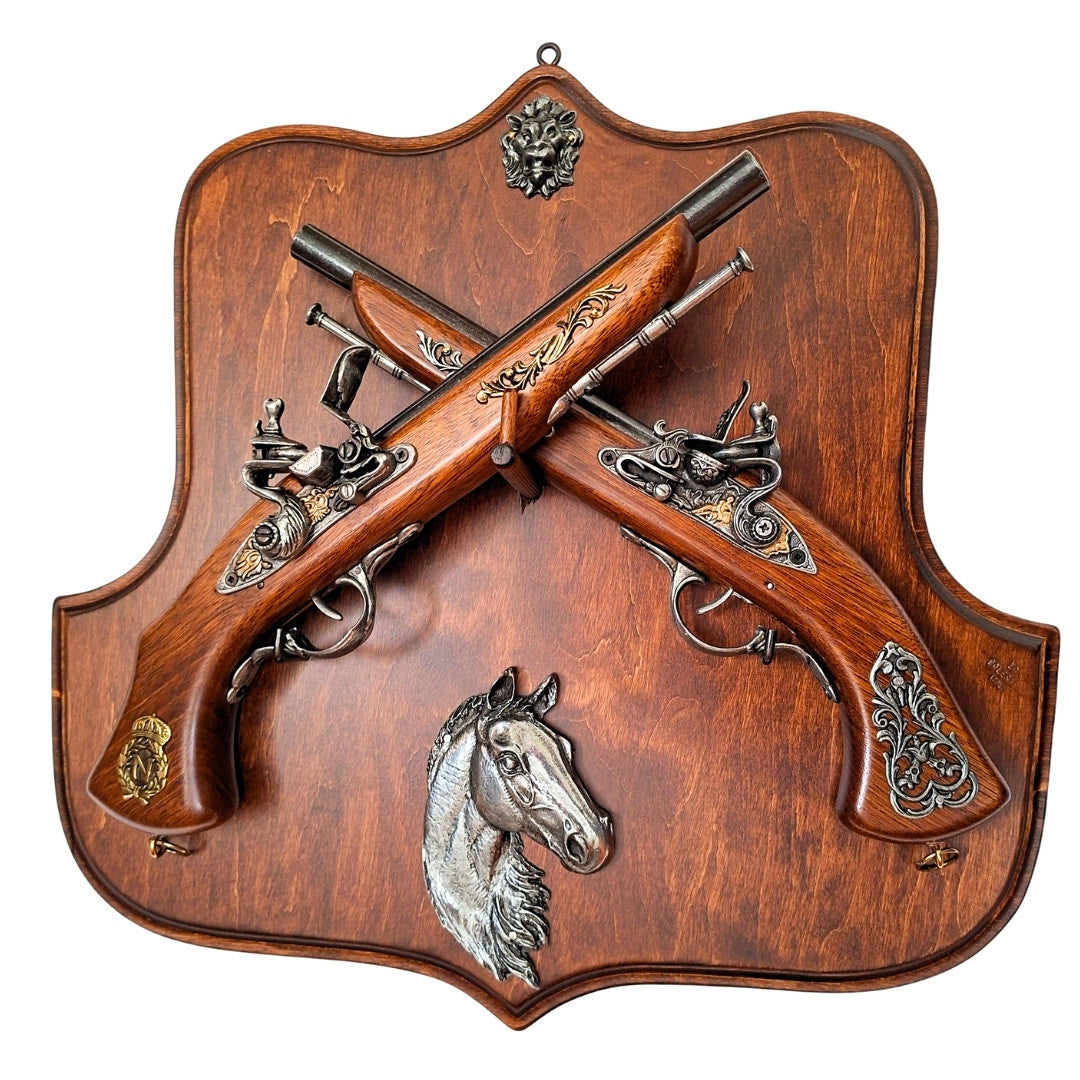 Réplica de pistolas de chispa en soporte de madera con opción de grabado personalizado – Regalo ideal para amantes de la historia y coleccionistas – Alta calidad, construcción sólida, diseño elegante 45x44 cm