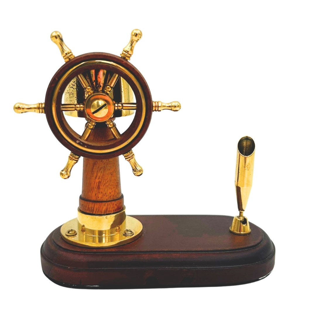 Elegante conjunto de escritorio con timón y brújula con soporte para bolígrafo – Madera y latón – Grabado personalizado – Regalo ideal para navegante – Altura 14,5 cm
