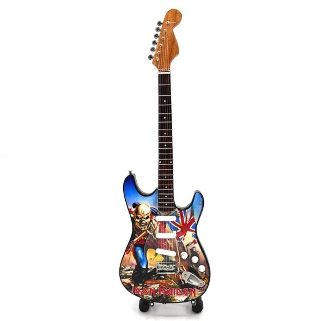 Mini guitarra decorativa Iron Maiden «The Trooper» de caoba - Adorno hecho a mano para fans de la música