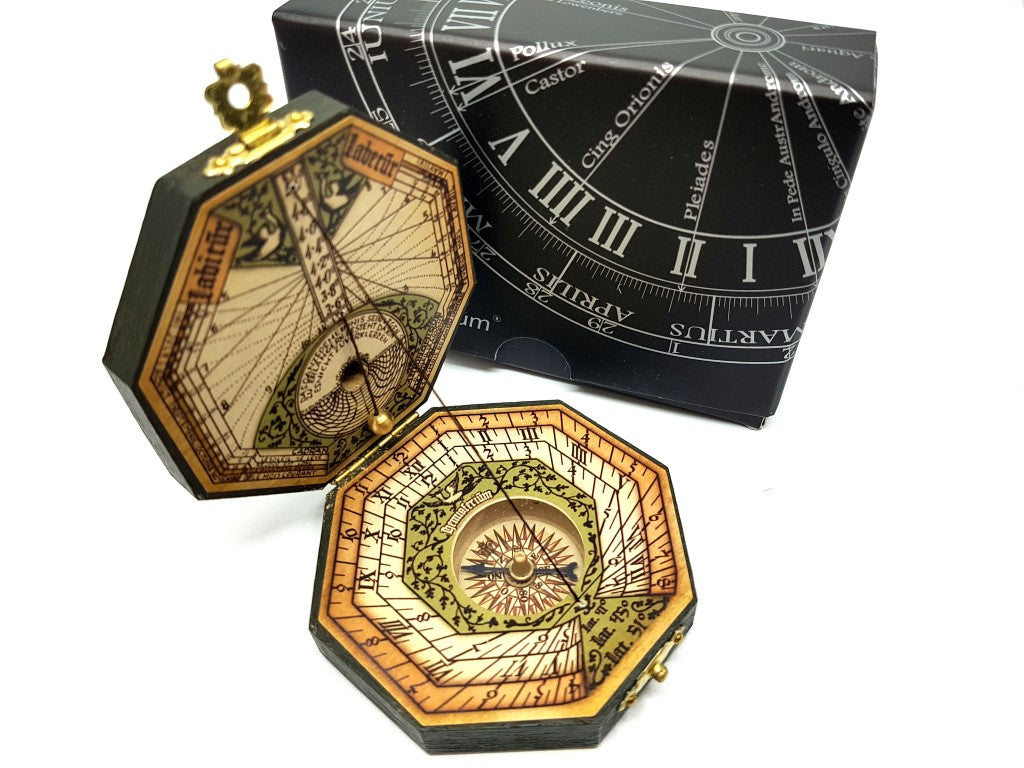Reloj de sol octagonal y brújula H06 con posibilidad de personalización mediante grabado – regalo elegante para amantes de la navegación, hecho de madera y latón, con rica ornamentación, dimensiones 7,3 x 2 cm