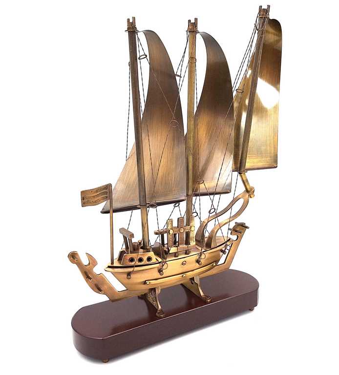 Barco de latón sobre base de madera 38 cm con posibilidad de grabado
