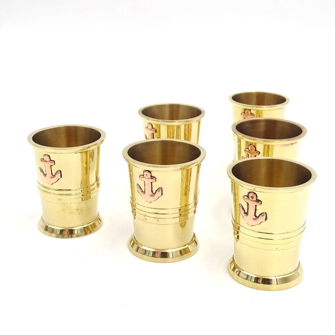Set de 6 vasos metálicos con ancla en caja de madera - ideal para regalo con opción de personalización mediante grabado - latón dorado, capacidad 50 ml, diseño elegante para amantes de la náutica