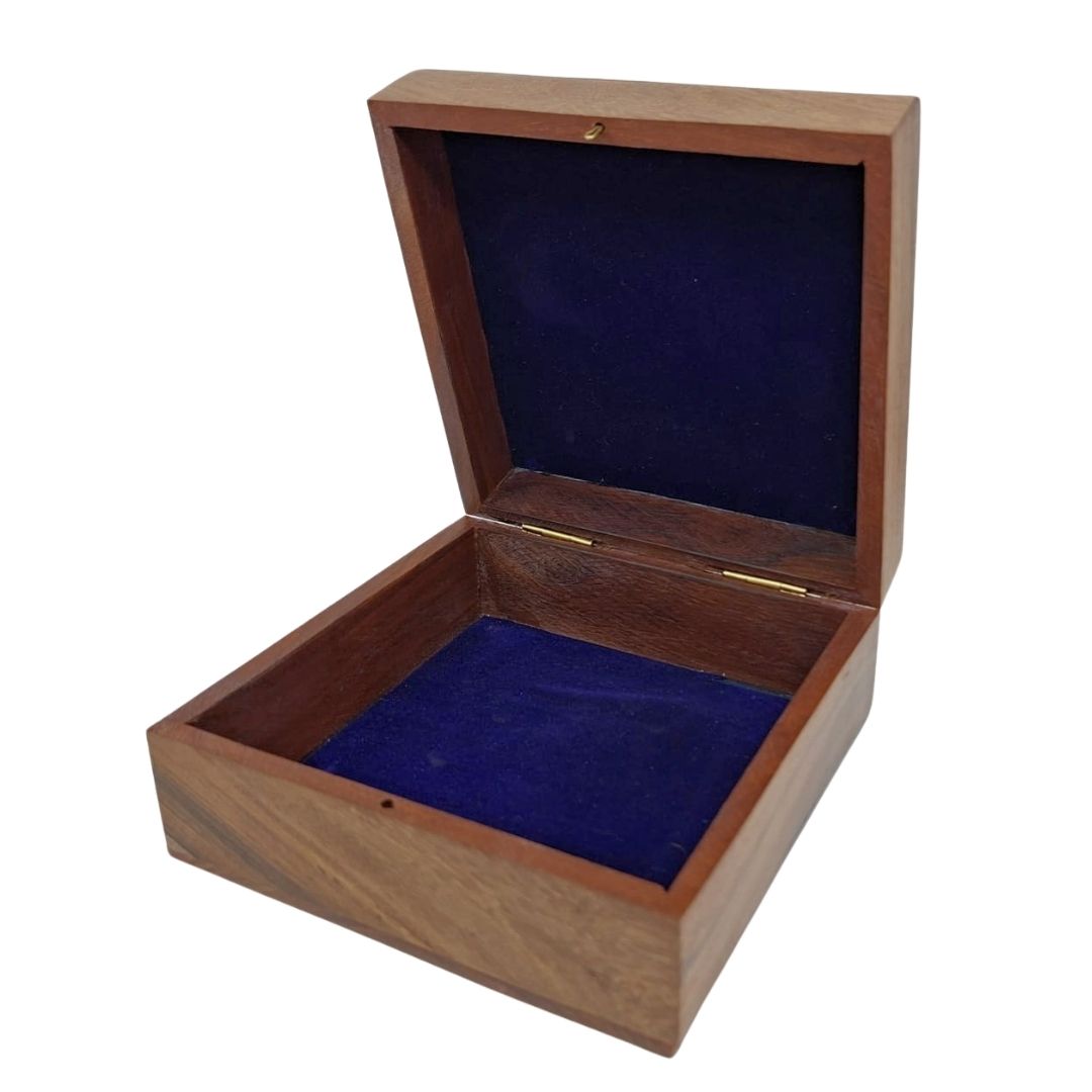 Elegante caja de madera con revestimiento azul marino de 14x14x6,5 cm, personalizable con grabado