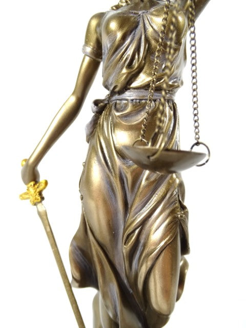 Figura de Temis de 35 cm con posibilidad de personalización con grabado - regalo elegante para abogado, juez o asesor legal, hecha de polyresina en color dorado con acabado antiguo