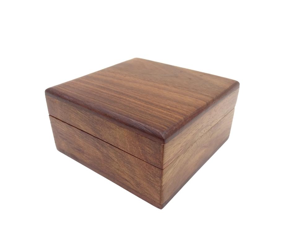 Brújula de latón CLEB en caja de madera con grabado