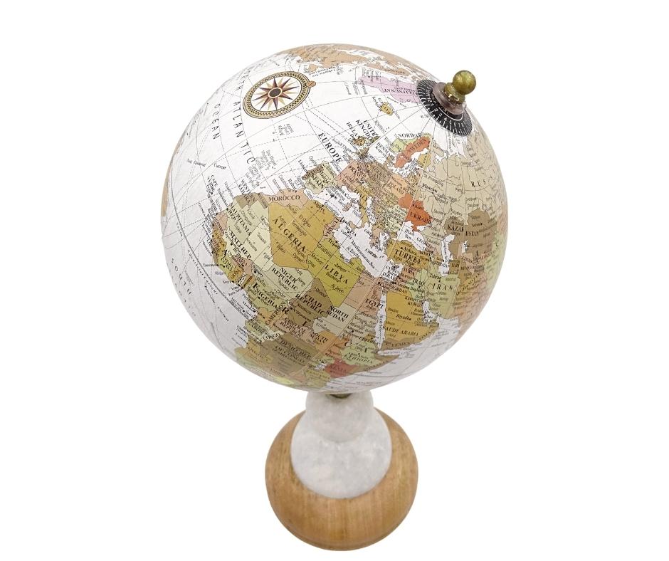 Globo Decorativo Voyager sobre Base de Mármol y Madera con Opción de Personalización con Grabado – Regalo Elegante para Amantes de los Viajes, Altura 32 cm, Diámetro 15,5 cm, Mapa Blanco con Continentes de Colores
