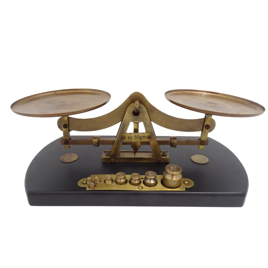 Báscula retro WSB7 de latón sobre base de madera con grabado personalizado – Regalo ideal con 8 pesas (1g, 2g, 5g, 10g, 20g, 50g) – Altura 10 cm, longitud 25,5 cm