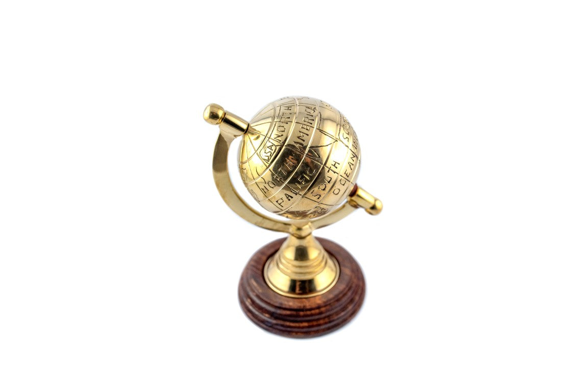 Globo decorativo metálico GWB61 con contornos de continentes grabados a mano y posibilidad de personalización