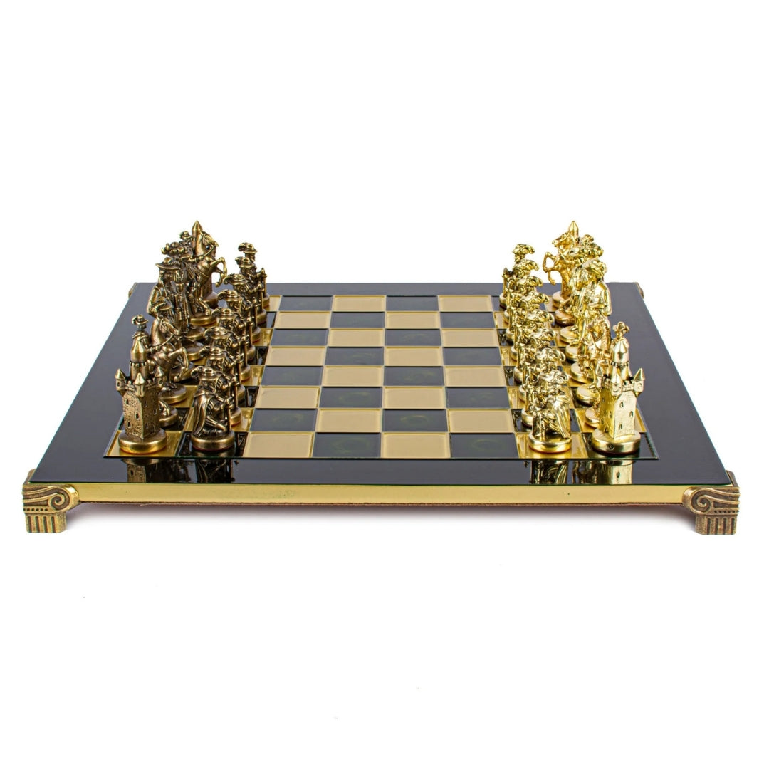Ajedrez metálico exclusivo con tablero de latón 44 x 44 cm – Figuras medievales con posibilidad de personalización con grabado