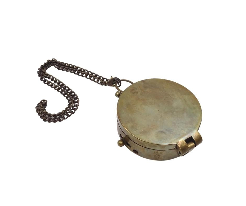 Brújula Cerrada con Cadena en Estuche de Cuero C-64