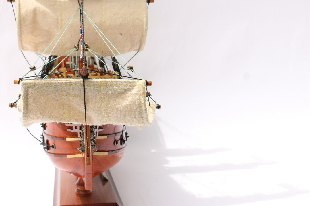 Modelo montado del velero HMS Victory de 54 cm - Réplica hecha a mano con posibilidad de personalización mediante grabado - Regalo ideal para amantes de la navegación - Alta calidad, elegante base de madera
