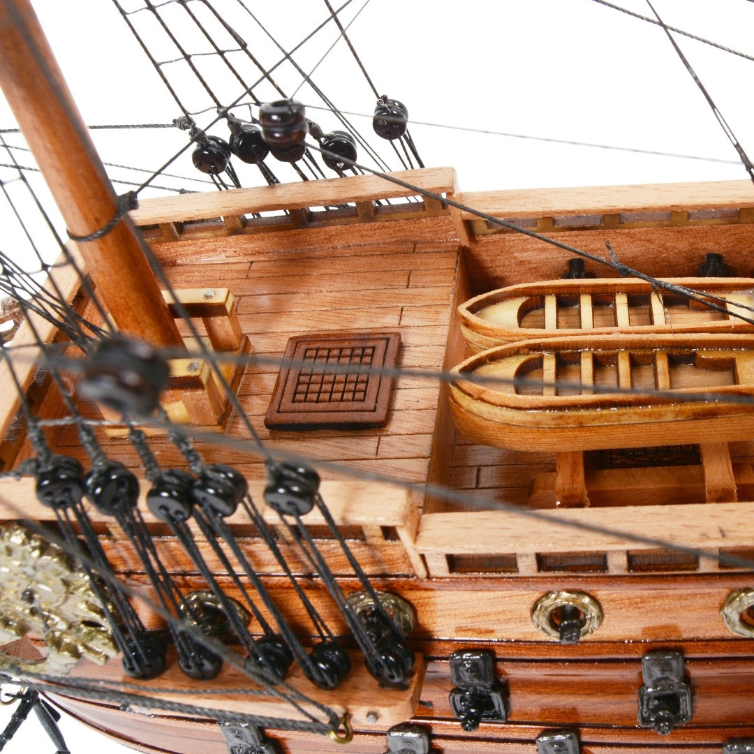 Modelo exclusivo de barco de vela San Felipe SF45R con velas desplegadas, hecho a mano en madera exótica, posibilidad de personalización con grabado, ideal para regalo, dimensiones 48,3 cm x 17,8 cm x 45,7 cm