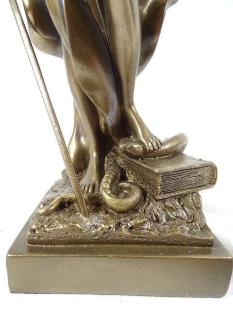 Figura de Temis de 35 cm con posibilidad de personalización con grabado - regalo elegante para abogado, juez o asesor legal, hecha de polyresina en color dorado con acabado antiguo