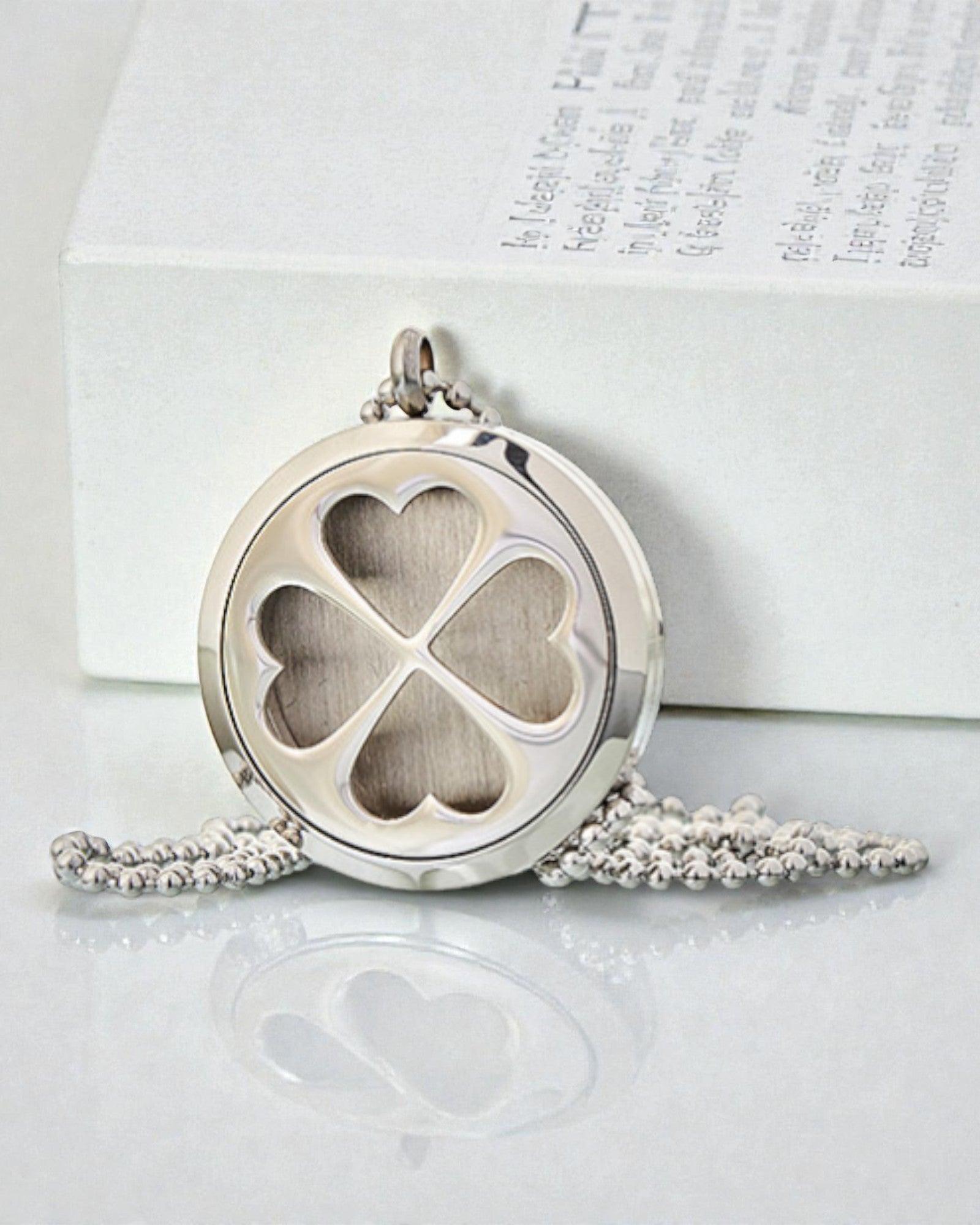 AromaClover – Naszyjnik Aromaterapeutyczny z Medalionem Czterolistnej Koniczyny 30 mm