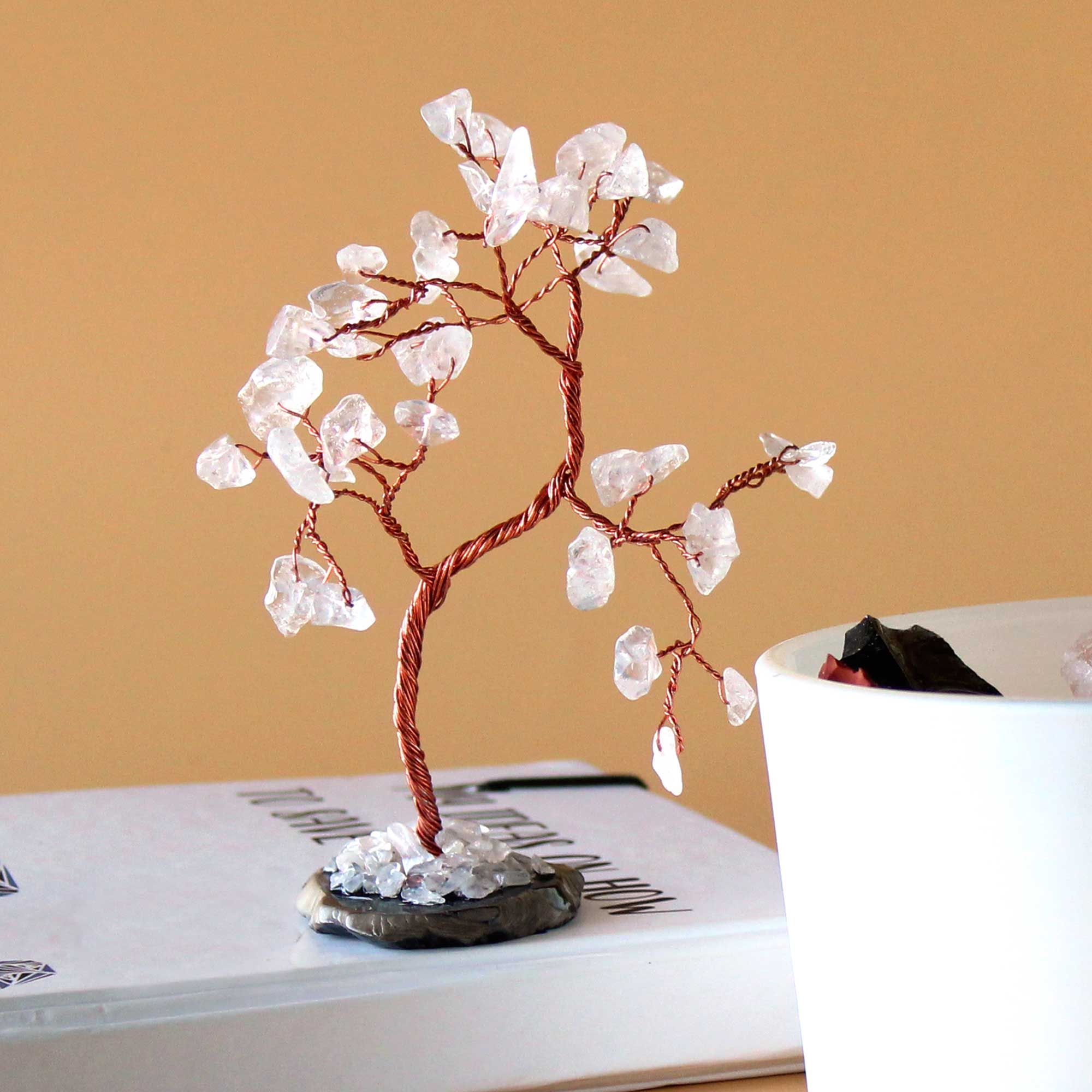 Árbol de cristal de cuarzo rosa sobre base de ágata negra