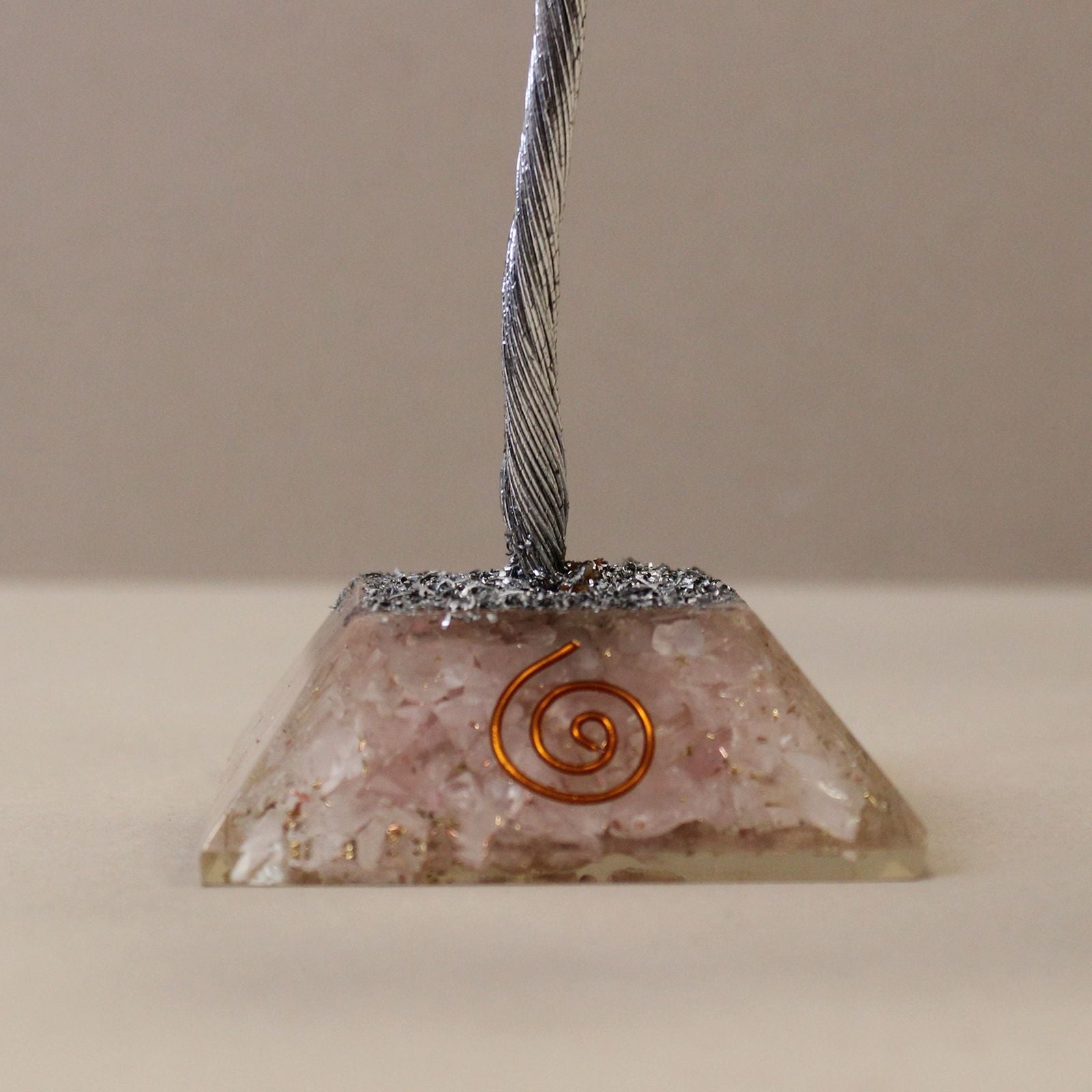 Árbol mágico de cristal de cuarzo rosa sobre base de orgonita