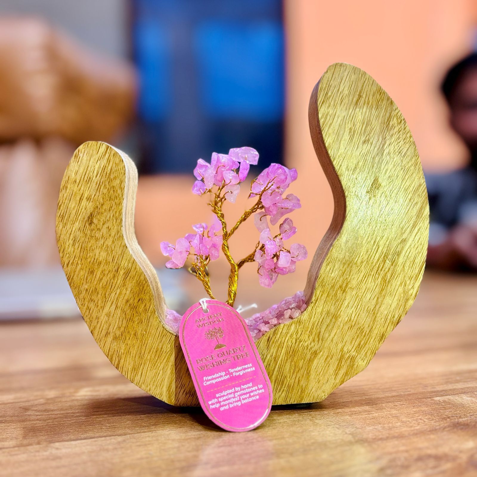 Jardín Energético de Cuarzo Rosa en Semiarco de Madera de Mango