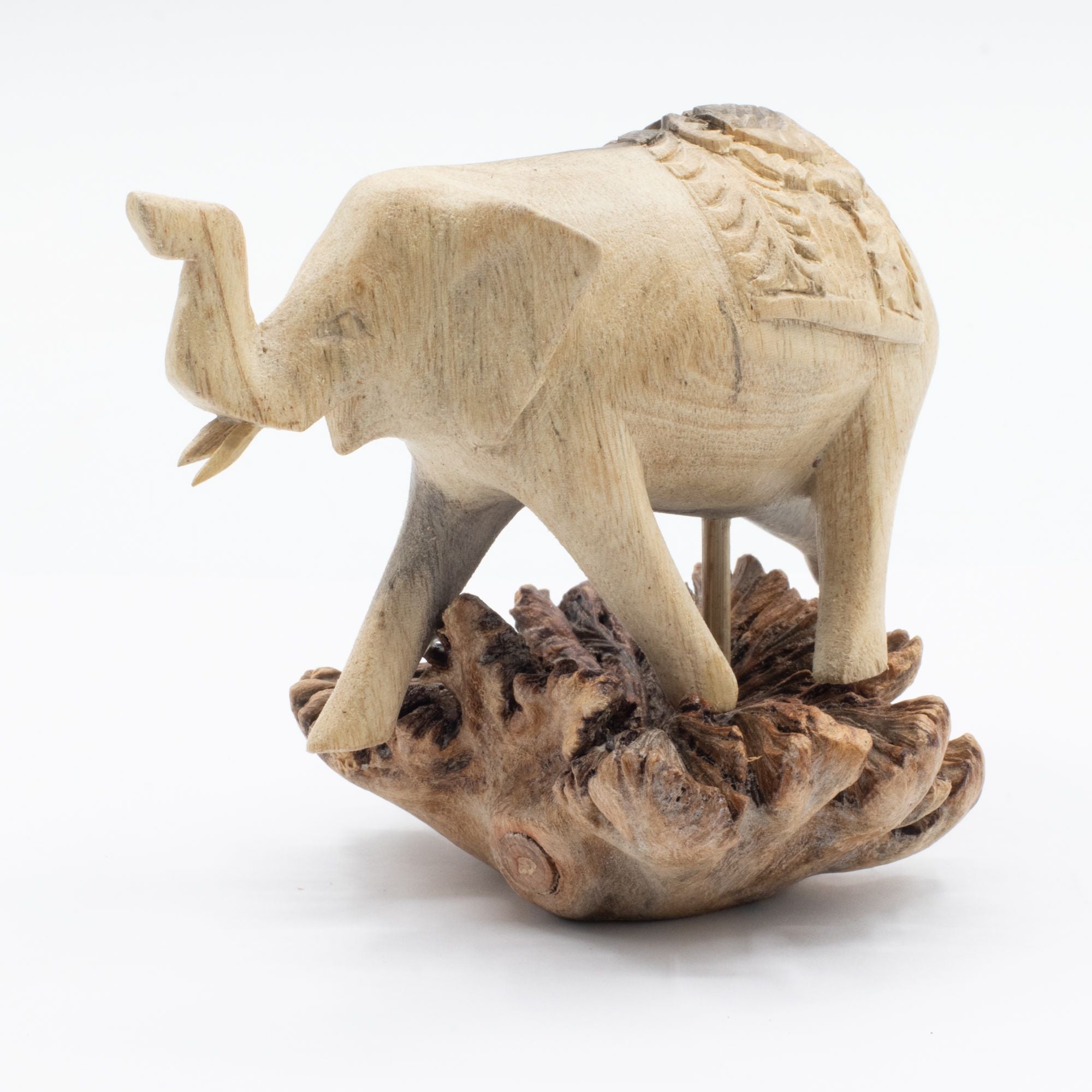 Figura de elefante tallada a mano en madera parásita